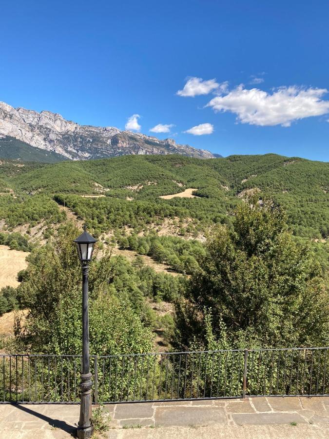 Vistas A La Montana En Un Pueblo Con Encanto. El Pueyo de Araguás Buitenkant foto