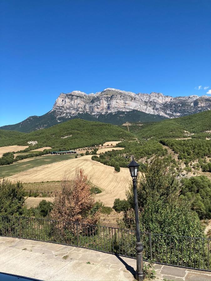 Vistas A La Montana En Un Pueblo Con Encanto. El Pueyo de Araguás Buitenkant foto