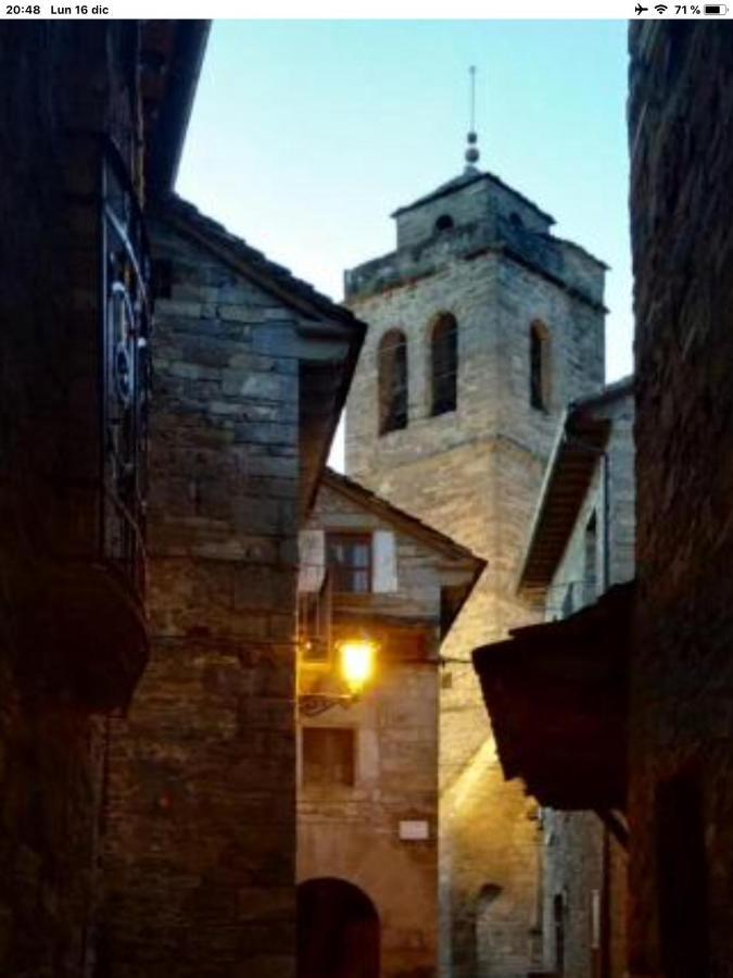 Vistas A La Montana En Un Pueblo Con Encanto. El Pueyo de Araguás Buitenkant foto
