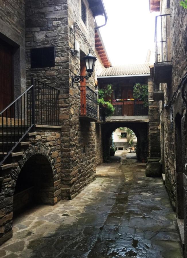 Vistas A La Montana En Un Pueblo Con Encanto. El Pueyo de Araguás Buitenkant foto